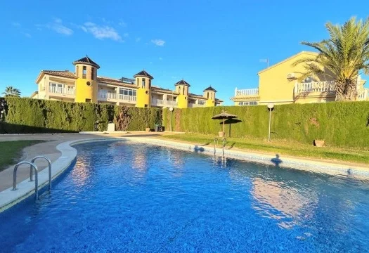 Corner 4 bedroom townhouse in Villamartin