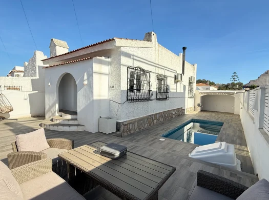 Detached house with private pool in Villamartin