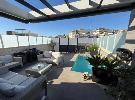3 bedroom villa with pool in Villamartin,reduced from 395000,to 349900euro