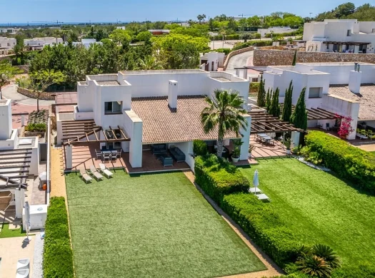3 bedroom elegant villa in Las Colinas