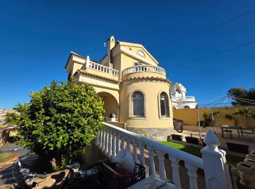 4 bedroom villa in Las Filipinas , 645 m plot