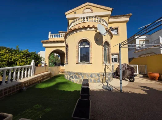 4 bedroom villa in Las Filipinas , 645 m plot